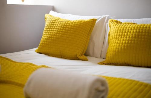 Gorseinon Apartment | Work Stay - Kitchen - Dining & Free Parking