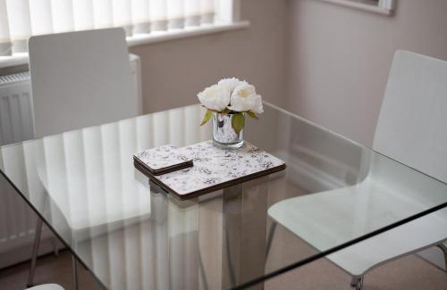 Gorseinon Apartment | Work Stay - Kitchen - Dining & Free Parking