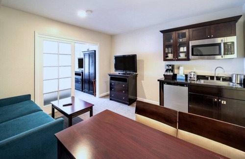 Anaheim Resort Hotel | Wyndham Peacock Suites - Spacious 1 Bedroom