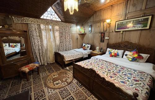 Dal Lake Boat Rental | Young Shahzada Group of Houseboats