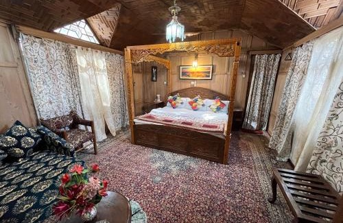 Dal Lake Boat Rental | Young Shahzada Group of Houseboats