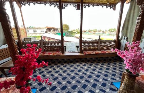 Dal Lake Boat Rental | Young Shahzada Group of Houseboats