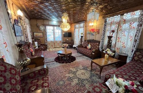 Dal Lake Boat Rental | Young Shahzada Group of Houseboats