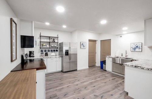 Lakeview House | Your Cozy Getaway: Near It All - Waffles too!