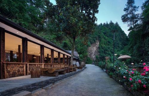 Wulingyuan Bed & Breakfast | Zhangjiajie ZEN Retreat-Mini Forest Park,Affordable Luxury,200 Meters to Secret Hiking Route, River Tracing, Attraction Tickets Serivce in advance,Toursim Service& Free Shuttle to East Gate of Park, One Way Free Pick-up Service,Top Facility and New Hotel