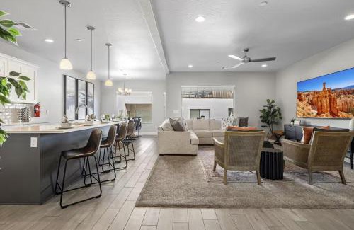 Hurricane Apartment | Zion Retreat - Private Pool, Game Room, Sleeps 22