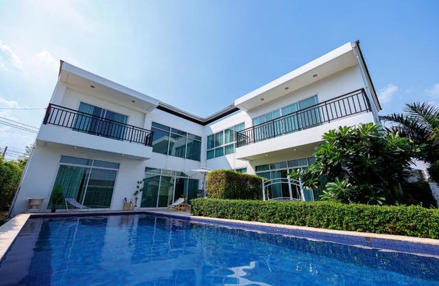曼谷市中心500平轻奢极简独栋泳池别墅