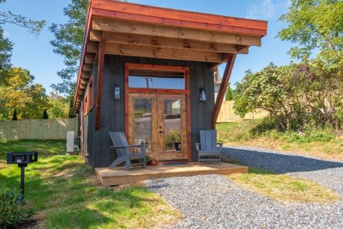 1 Mile to Downtown West Jefferson Camping Cabin #4