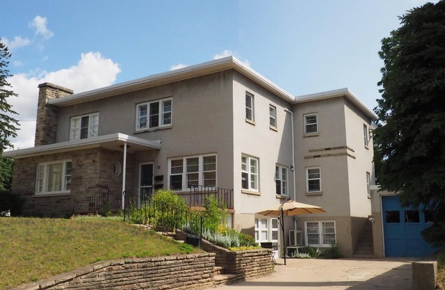 10% Off Flash Sale! Cozy & Bright Suite: Heated Floors, Fireplace, and Backyard!