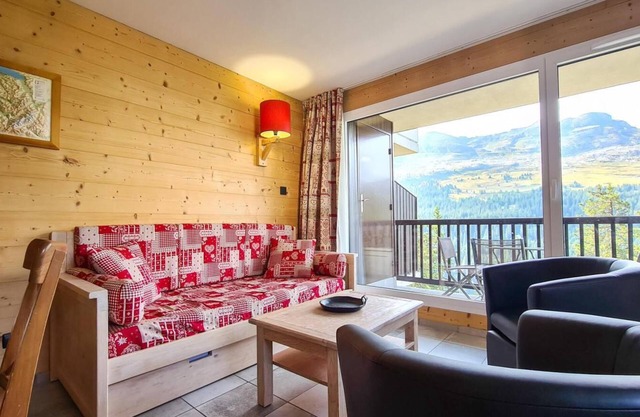 150m from resort center, 3rd floor, balcony, parking, tv, ski locker, 60m², Flaine