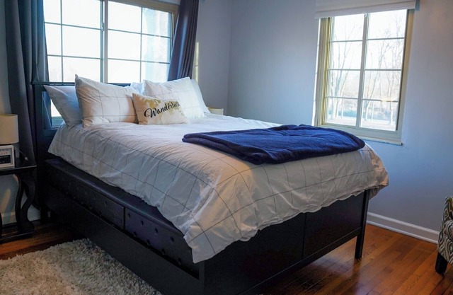 1750. Cozy 2BR Condo with Wi-Fi. Quick Drive to Airport and Park Views