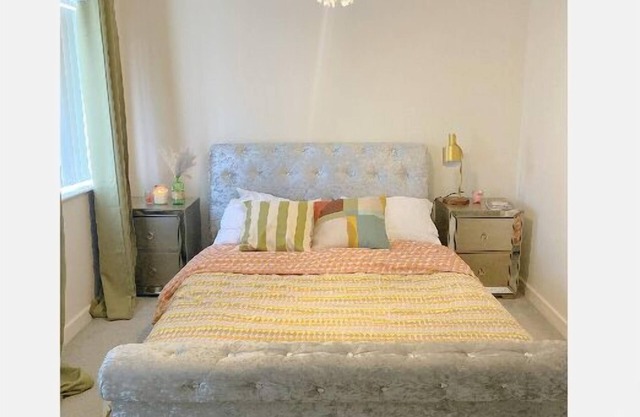 2 bed close to leeds city new built free parking