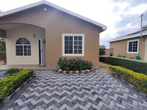 2-Bed Sleeps 4 Private Garden Parking