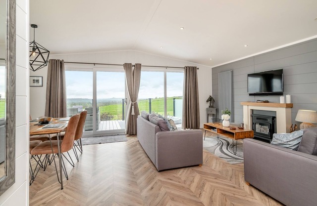 2 bedroom accommodation in Midsomer House, East Compton