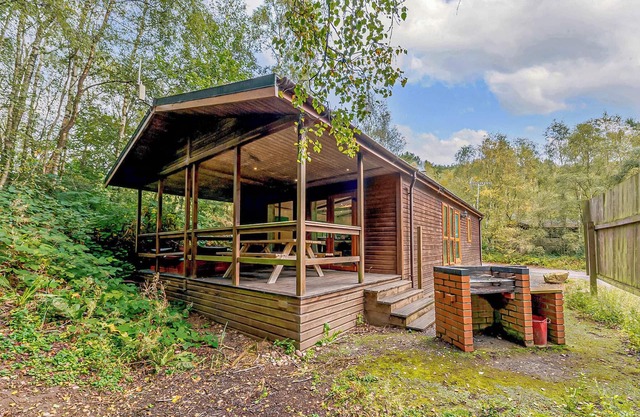 2 bedroom accommodation in Freehay, Cheadle