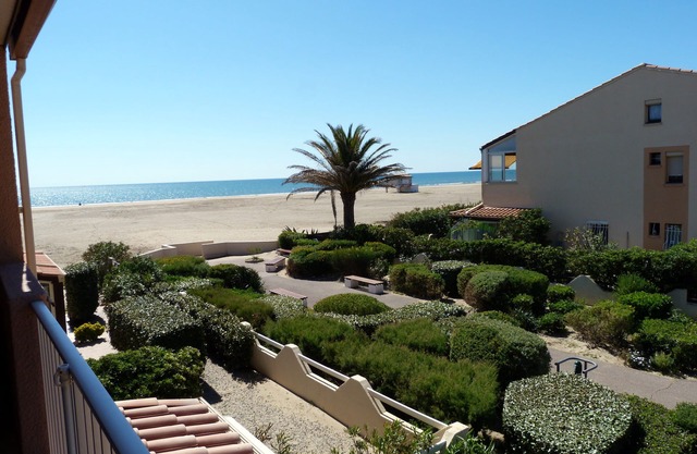 2 bedroom apartment with sea view and direct access to Gruissan beach