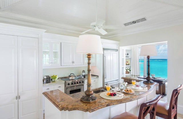 2-BR Oceanfront Penthouse at The Palms - Onsite Pool & Beachfront Dining