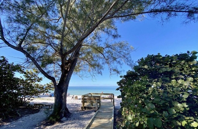 2bd 2bth Vanderbilt Beach 4 min to Beach-14 day rentals starting April 1- Dec 30