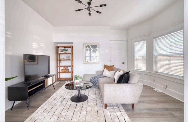 2BR/1BA Portland Soul Lounge Walkable Retreat