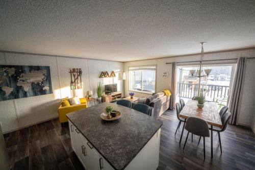 3 Bed Townhouse, Mountain Views, Large Deck, Air Con, Garage