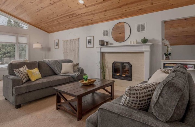 3 Bedroom Home sleeps 12