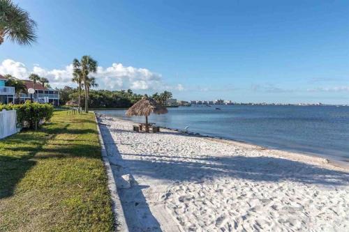 3 Beds Private Beach Retreat Pool Hot Tub