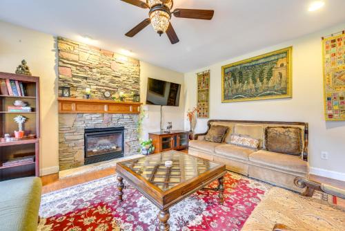 3 Mi to Carowinds Retreat with On-Site Fishing