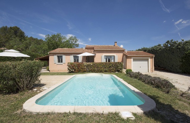 3* PROVENCAL VILLA WITH SWIMMING POOL, QUIET LOCATION, VIEW OF ROUSSILLON