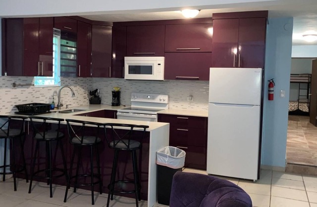 30 Day Minimum-Charming 2 BR-5 Beds -Sleep 10 UNIT 1