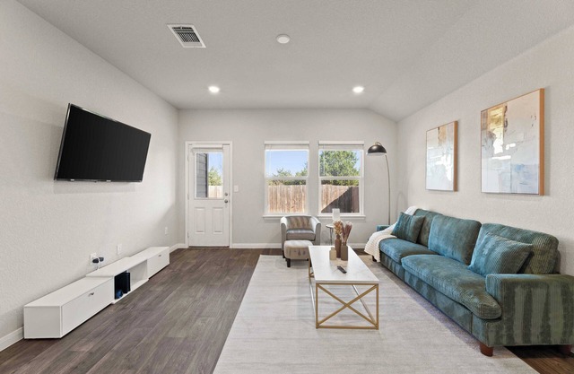 3BR Luxury Furnished Home|Smart System|Private Yard|20 Mins to Austin #42153