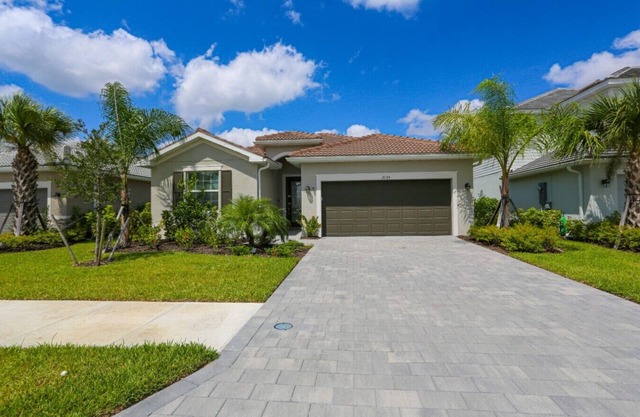 4/3 HEATED POOL AND SPA - FURNISHED HOME MODERN IN HIGHLY DESIRED NORTH NAPLES
