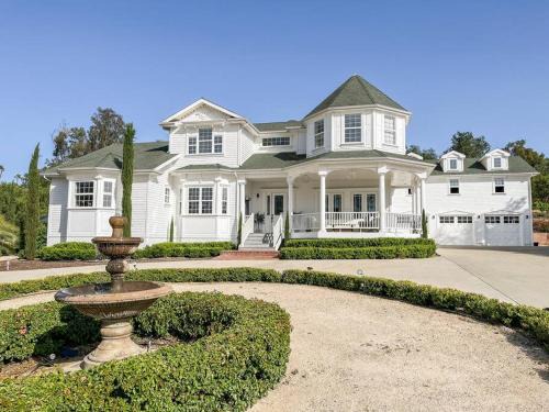 4 Acre Villa Estate Private Park, Pool, Spa, 40 foot Waterslide