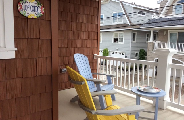 4 BDR/2 Bath condo, 5 houses from Ocean City's Gold Coast beach