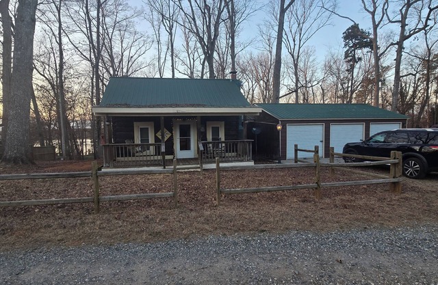 4-bedroom cabin on Fantastic High Rock Lake