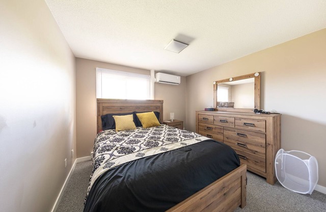 4 BR Executive Town home, Indoor Pool, close to shopping, restaurants, and parks