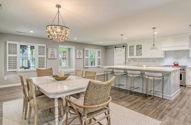 4 BR Heated Pool, Hot Tub, Chef's Kitchen, Pet Friendly, 3 Minute Walk to Beach