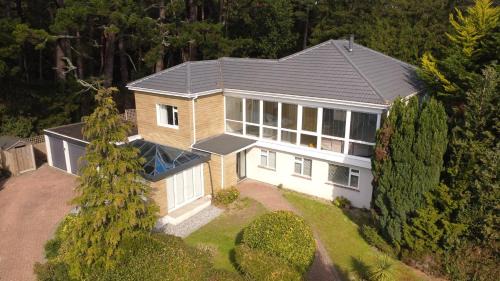 5 Bed House - Pool - Hot Tub - Sauna - Pool Table - Near New Forest and Beach - Sleeps 12
