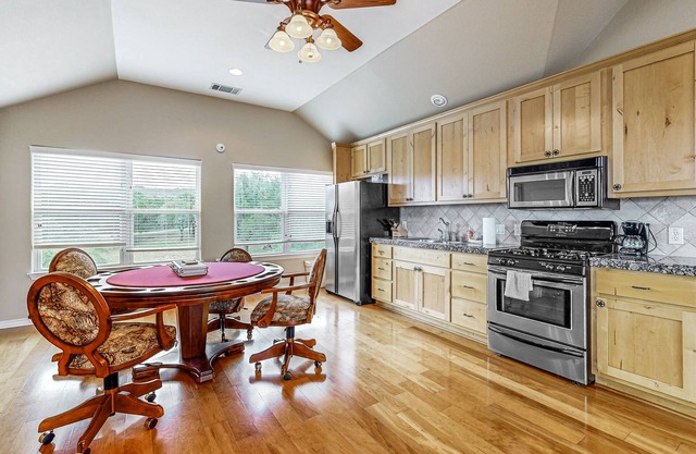 6-bedroom waterfront house with pool table & lake view