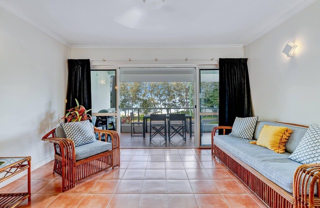 6 Ulysses -Spacious Beachfront Apartment