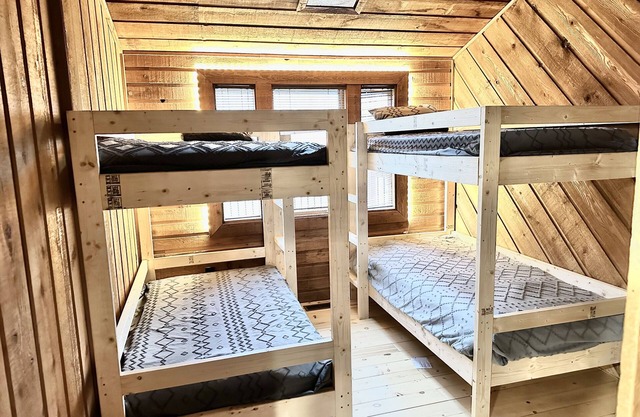 7 BR Bunk House in Cozy Campobello Sleeps 28