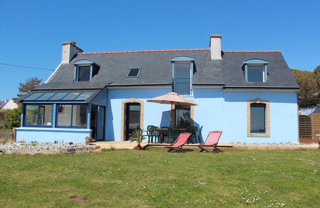 A fisherman's house for 2 to 10 people, facing the sea on the coast of Plouhinec
