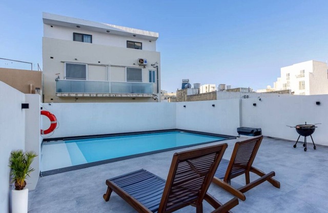 A fully equipped APT with private balcony & Pool