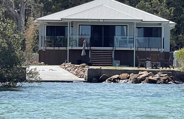 ABSOLUTE BEACHFRONT Pindimar Beach house Spacious,luxurycozy ducted aircon more