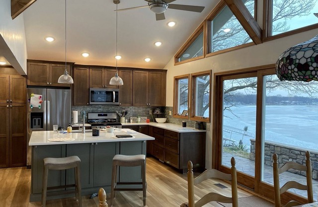 Adorable Coldwater Lake Cottage with Steller Views!