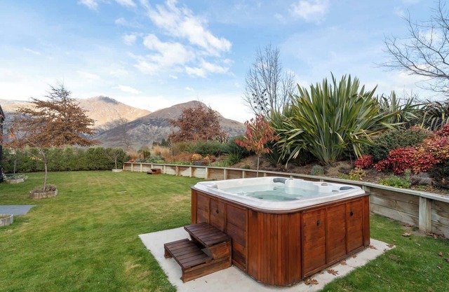 Alpine Comfort: Family Home with Mountain Views & Garden