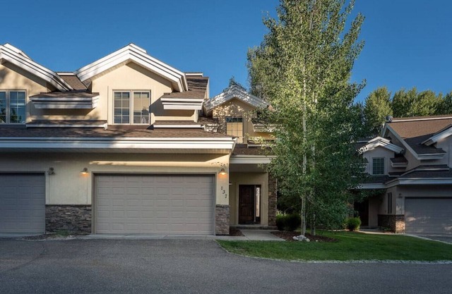 Alpine Meadows: Creekside, Aspen Views, Light & Spacious, Fireplace & 2-car garage