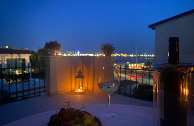 Apartment for 4 people facing the beach with terrace overlooking the sea