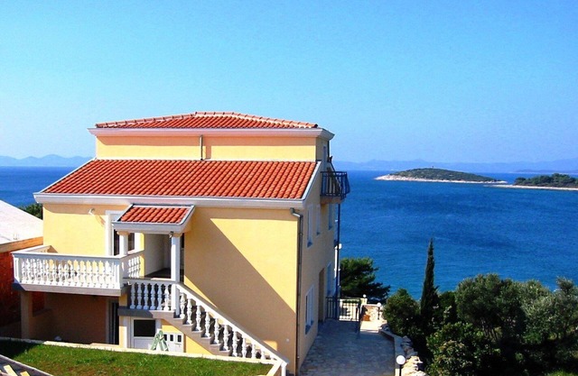 Apartment with 2 bedrooms and 2 bathrooms/WC with pool and private beach by the sea,