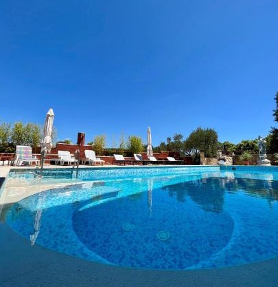 Apartment with swimming pool