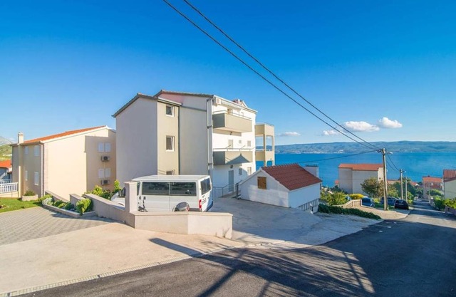 Apartments with a parking space Mali Rat (Omis) - 7482